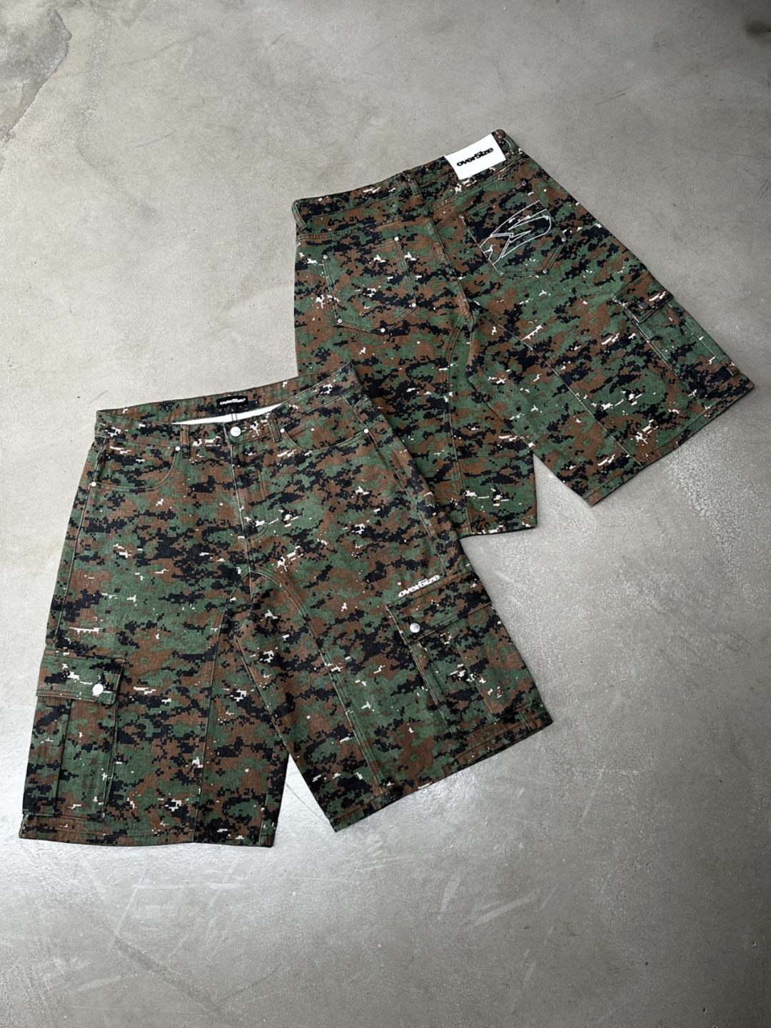 OVER5IZE "pixel" DIGITAL CAMO JORTS GREEN