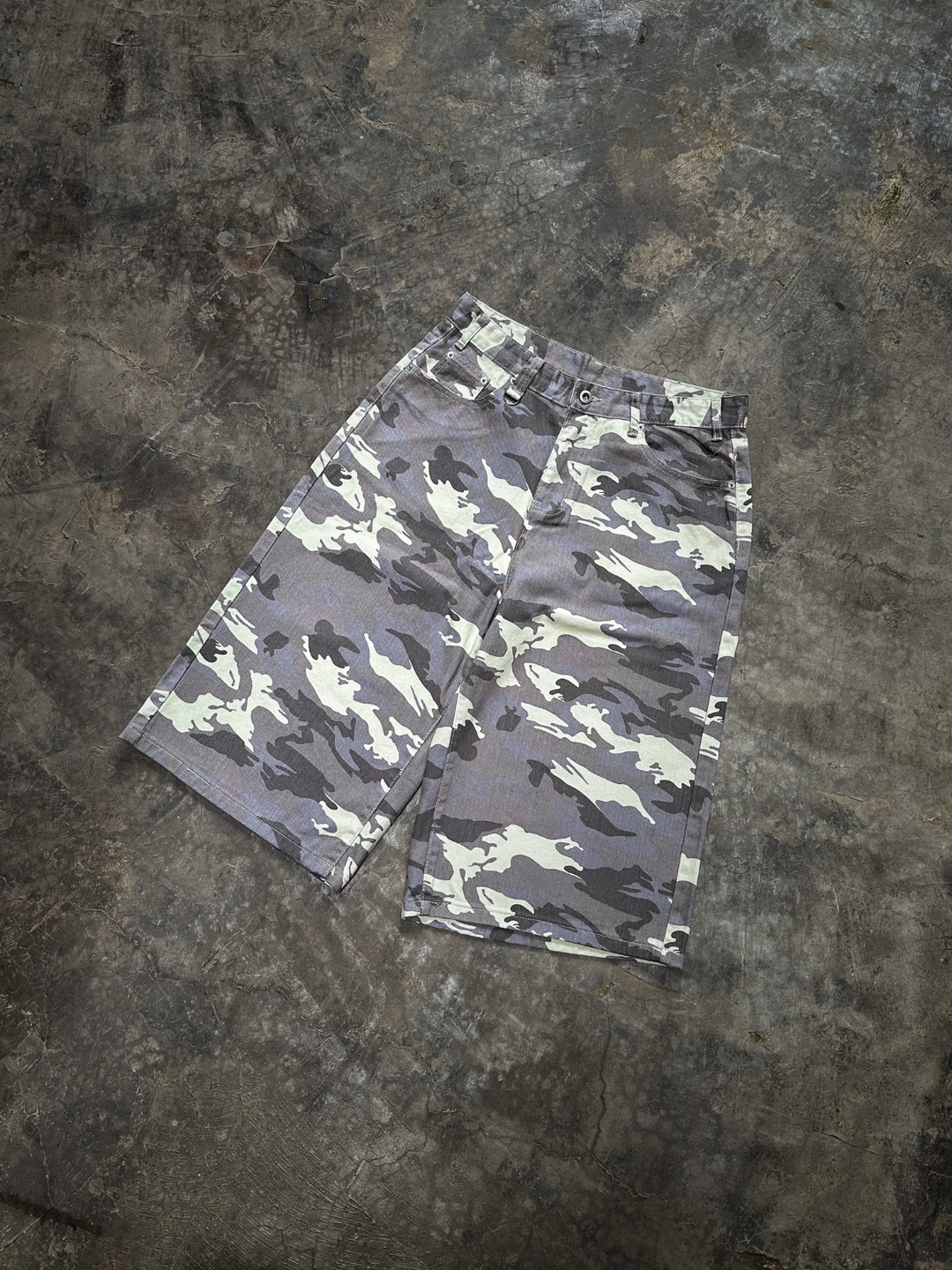 OVER5IZE "guilty" JORTS CAMO