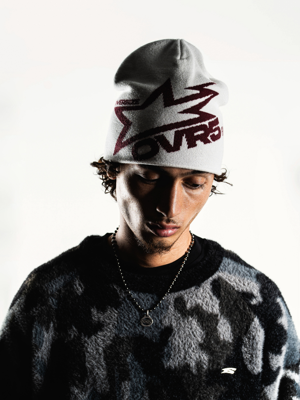 OVER5IZE "star" BEANIE WHITE & BORDEAUX